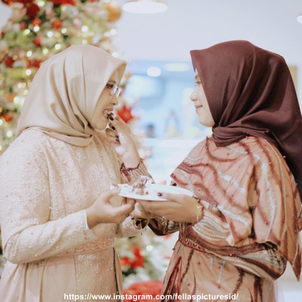 Jasa Foto Sweet Seven Teen / Birthday Party di Semarang - Membagikan Kue