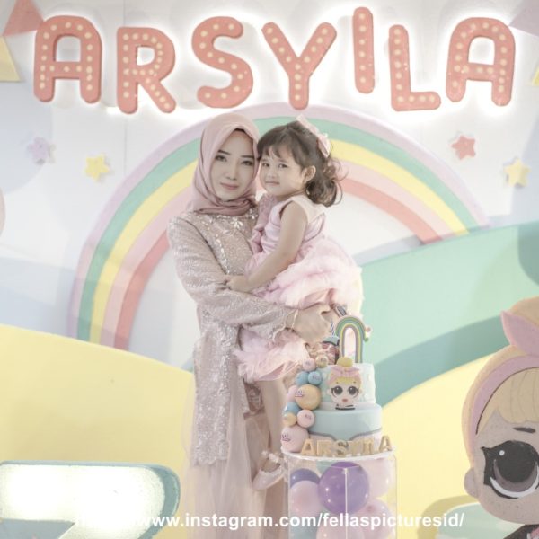 Jasa Foto Sweet Seven Teen / Birthday Party di Semarang - Menggendong Anak Kecil