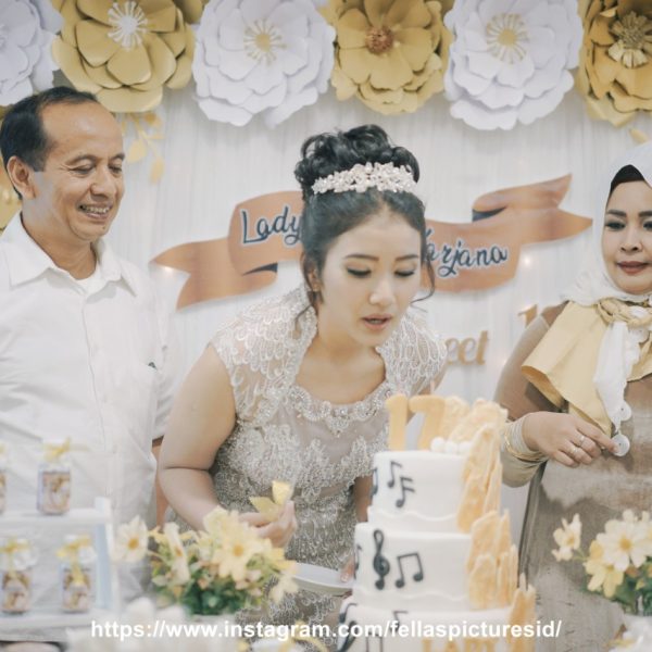 Jasa Video Sweet Seventeen / Birthday Party di Semarang - Meniup Lilin