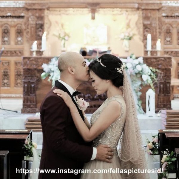 Jasa Video Wedding di Semarang - Memberi Ciuman kepada Kekasih di Gereja