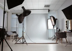 Read more about the article Studio vs Outdoor: Kelebihan dan Kekurangan Kedua Setting untuk Fotografi Produk