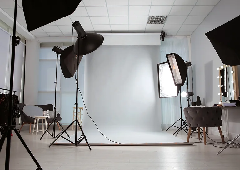 You are currently viewing Studio vs Outdoor: Kelebihan dan Kekurangan Kedua Setting untuk Fotografi Produk